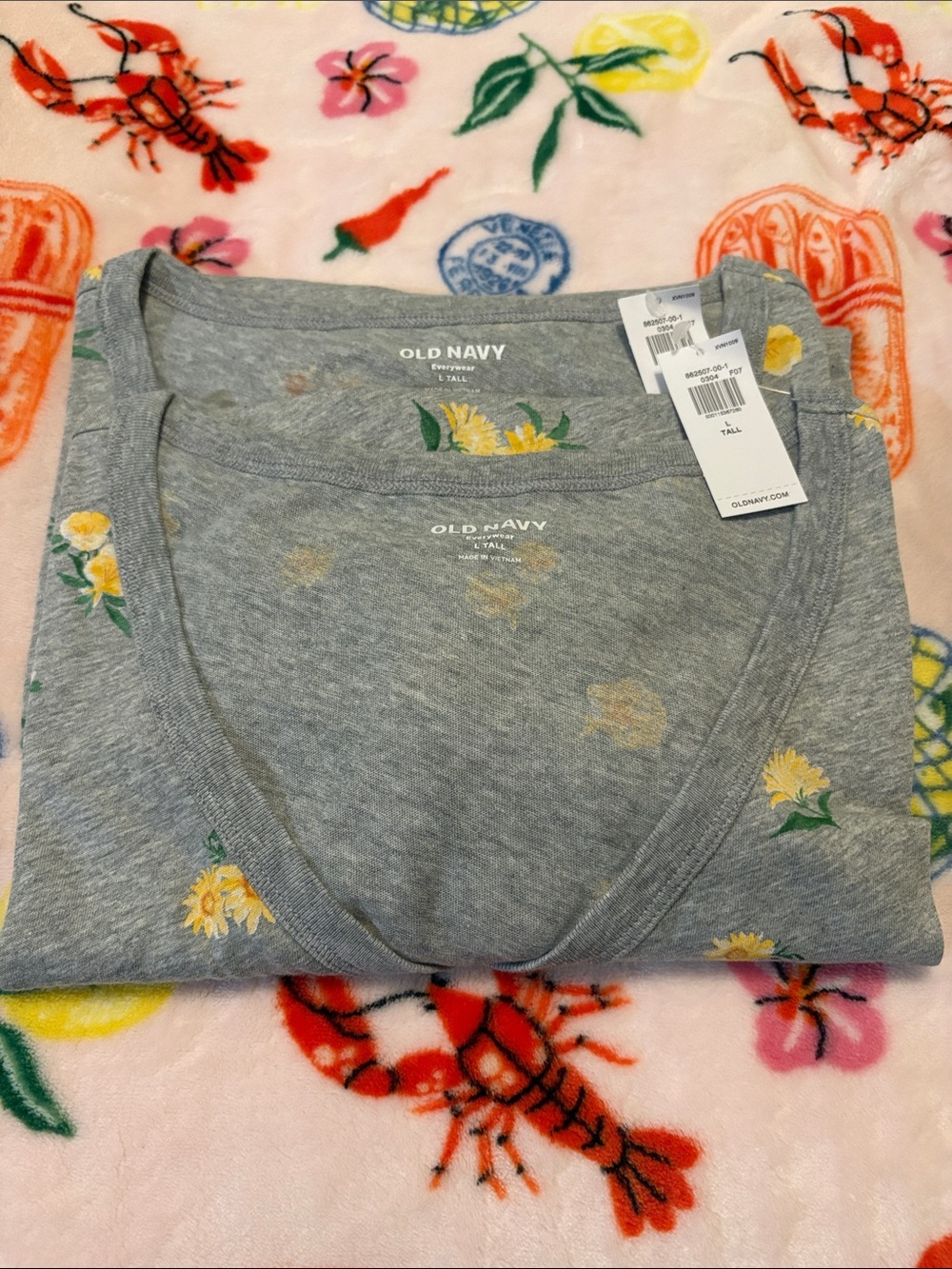 Old Navy Gray 🌼 Tee with Yellow Floral Print NWT Large